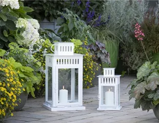 Durch Windlichter gemütliche Atmosphäre im Garten schaffen