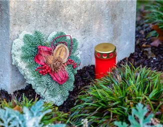 An Allerheiligen den Angehörigen mit Grabgestecken gedenken An Allerheiligen den Angehörigen mit Grabgestecken gedenken