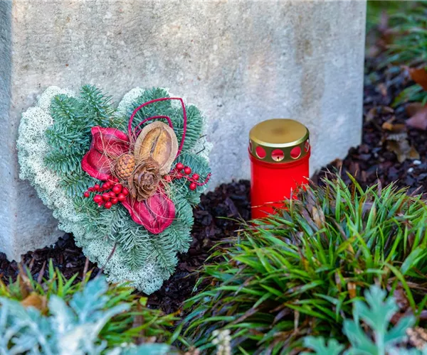 - An Allerheiligen den Angehörigen mit Grabgestecken gedenken  - An Allerheiligen den Angehörigen mit Grabgestecken gedenken