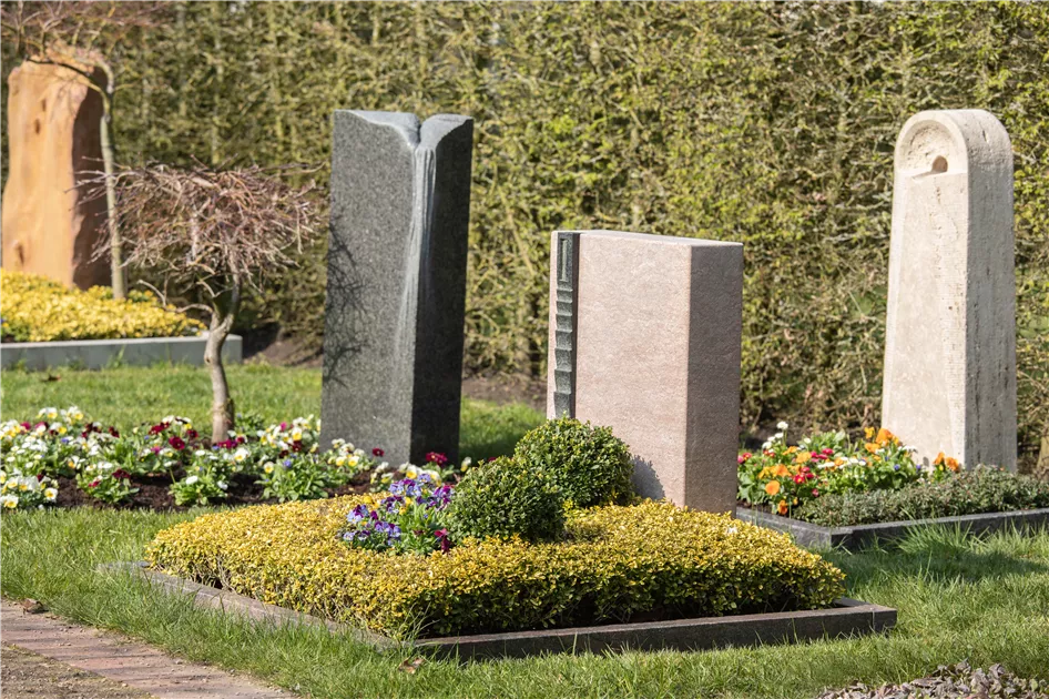 An Allerheiligen den Angehörigen mit Grabgestecken gedenken