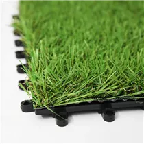 MAXPHIL living - Deko-Grasmatte auf Schwarzer Kunststoffunterlage - Grün