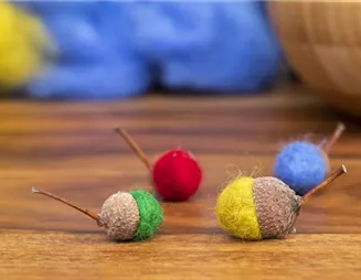 Bunte Filzeicheln – Herbstdeko mal anders