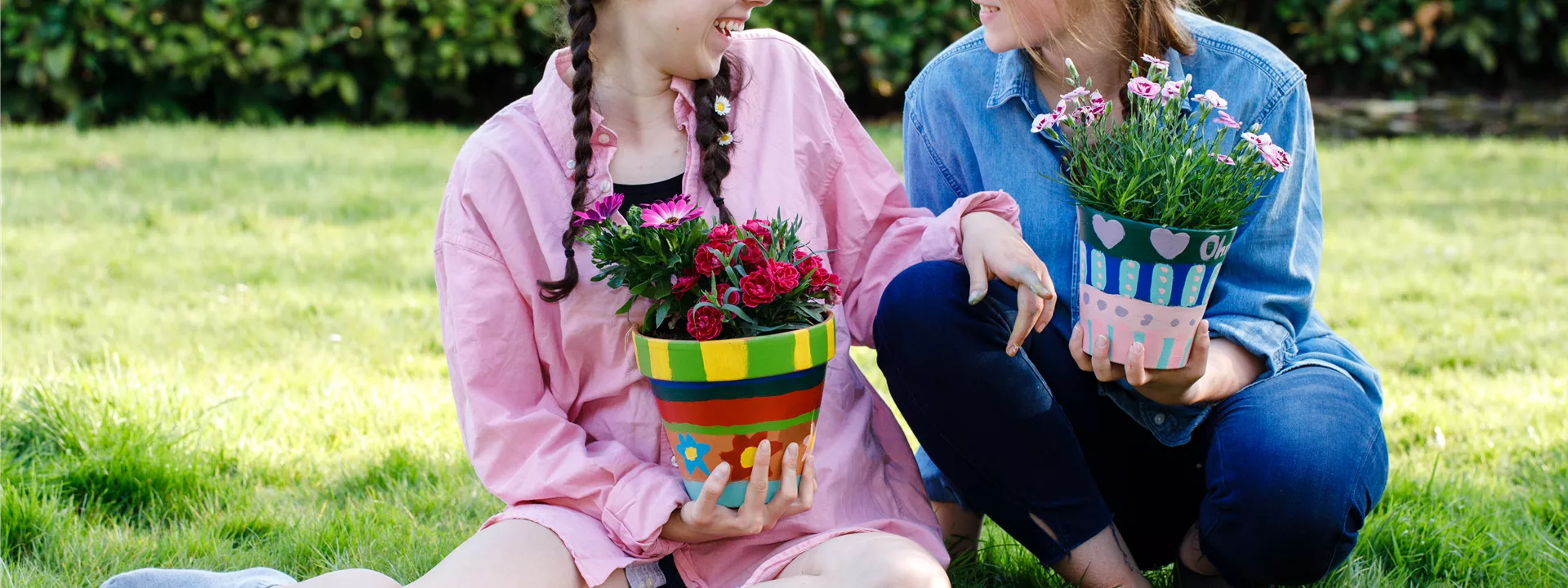 Kinder mit bemaltem Übertopf