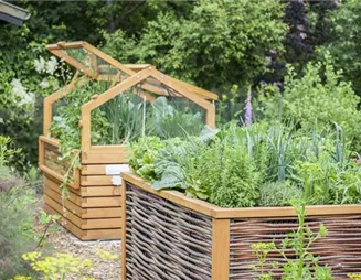 Mit dem Hochbeet keine Rückenschmerzen bei der Gartenarbeit!